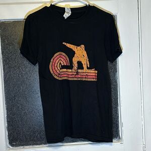 Gildan Kid’s Retro Black and Orange Snowboarding Silhouette Tshirt Size S